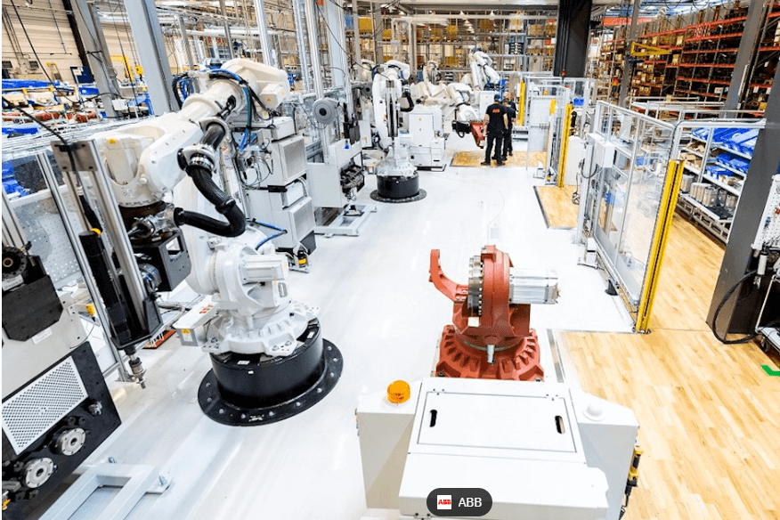 Stora, vita ABB-robotar på produktionsgolvet